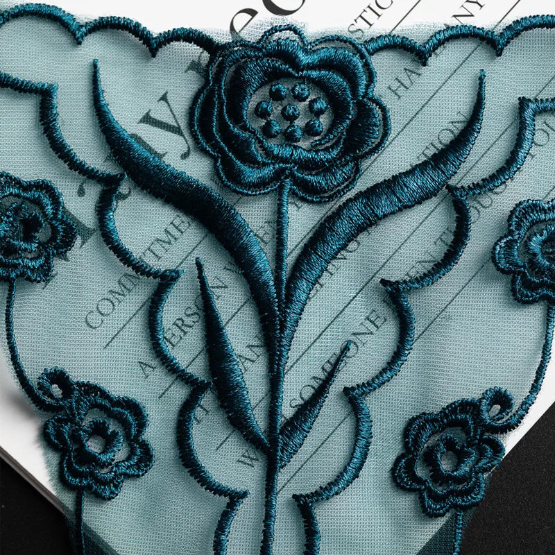 Tanga de malla con bordado de rosas