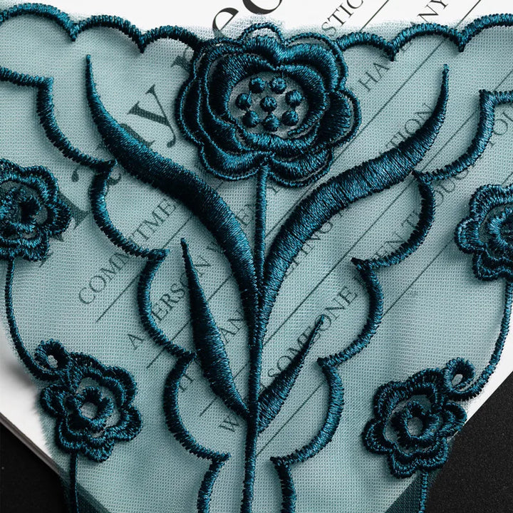 Tanga de malla con bordado de rosas