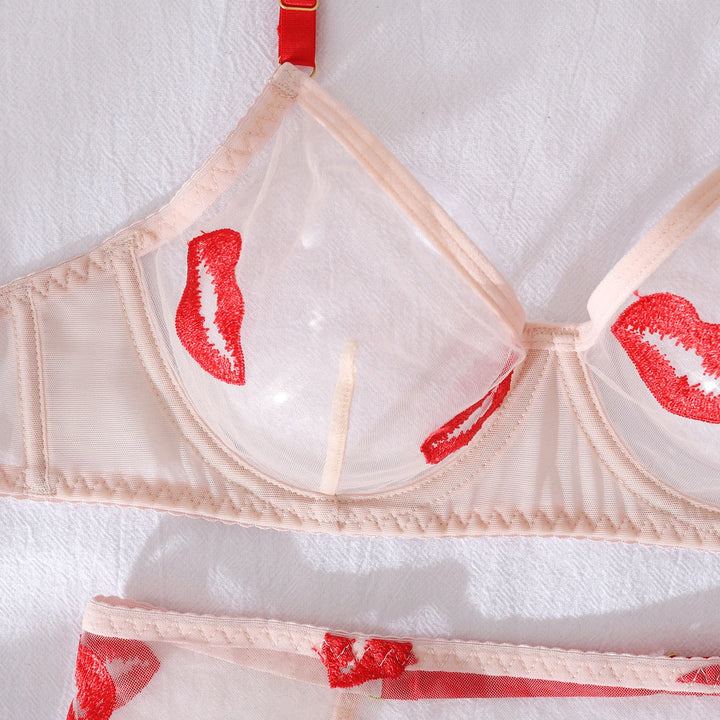 Conjunto de lencería de malla con minifalda y bordado de labios