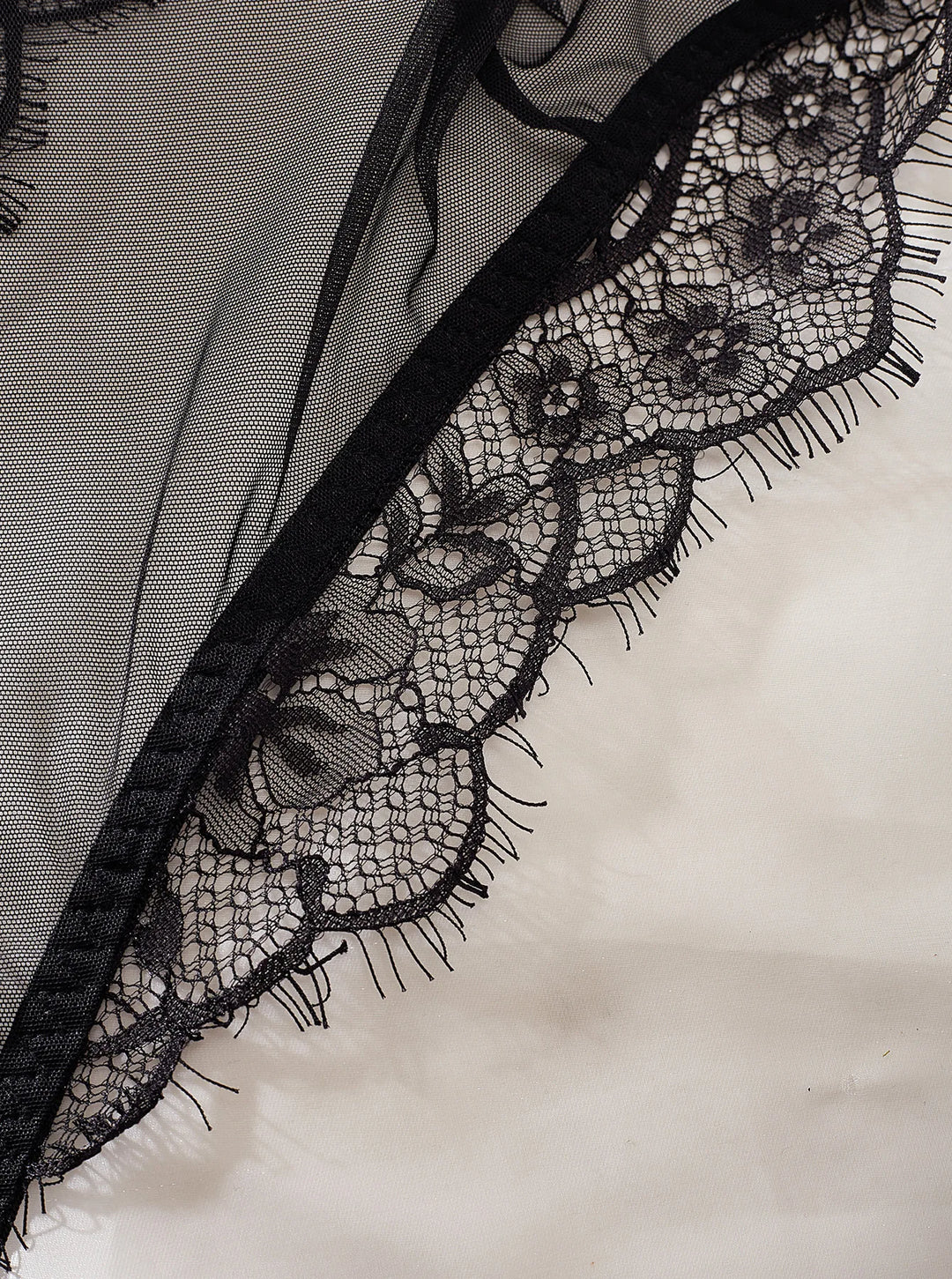 Body de malla con manga larga y ribete de encaje