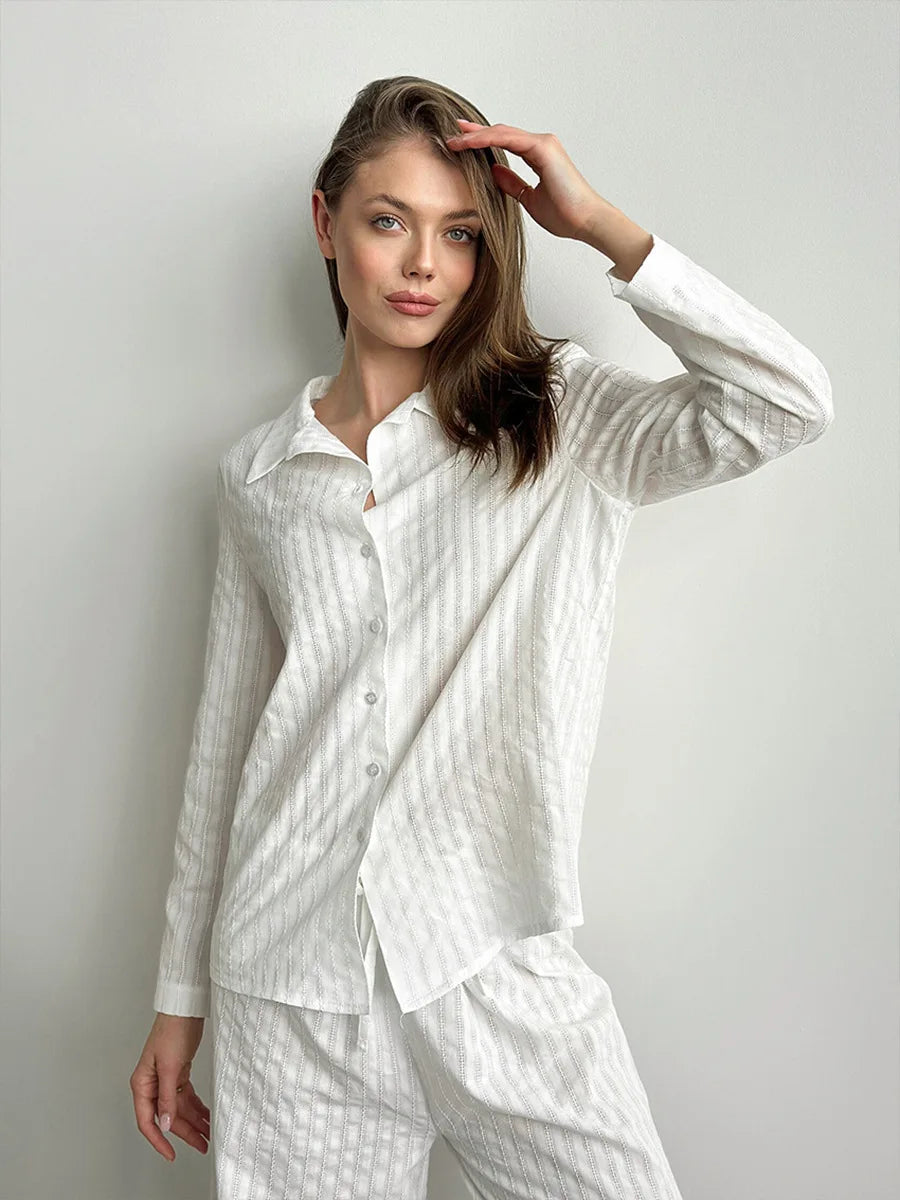 Conjunto de ropa blanca con camiseta