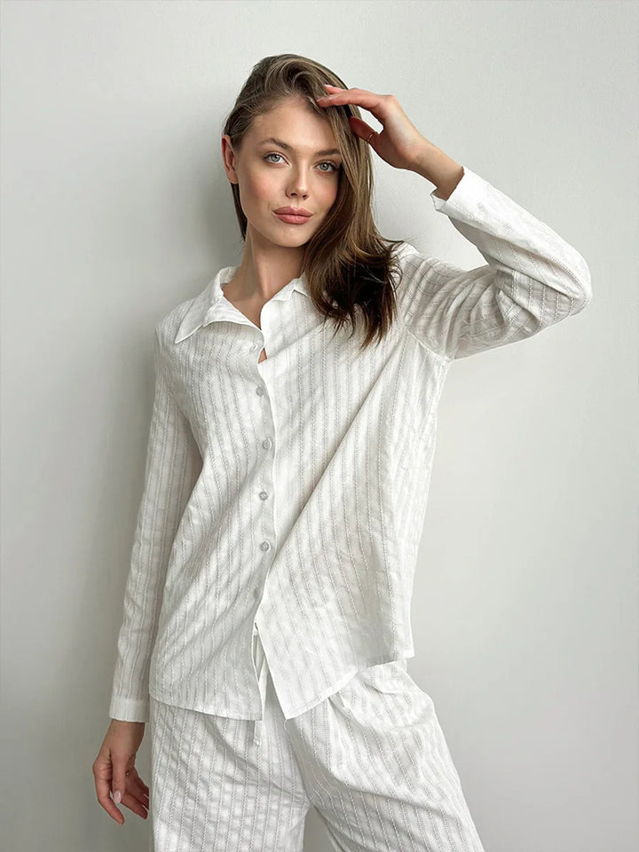 Conjunto de ropa blanca con camiseta