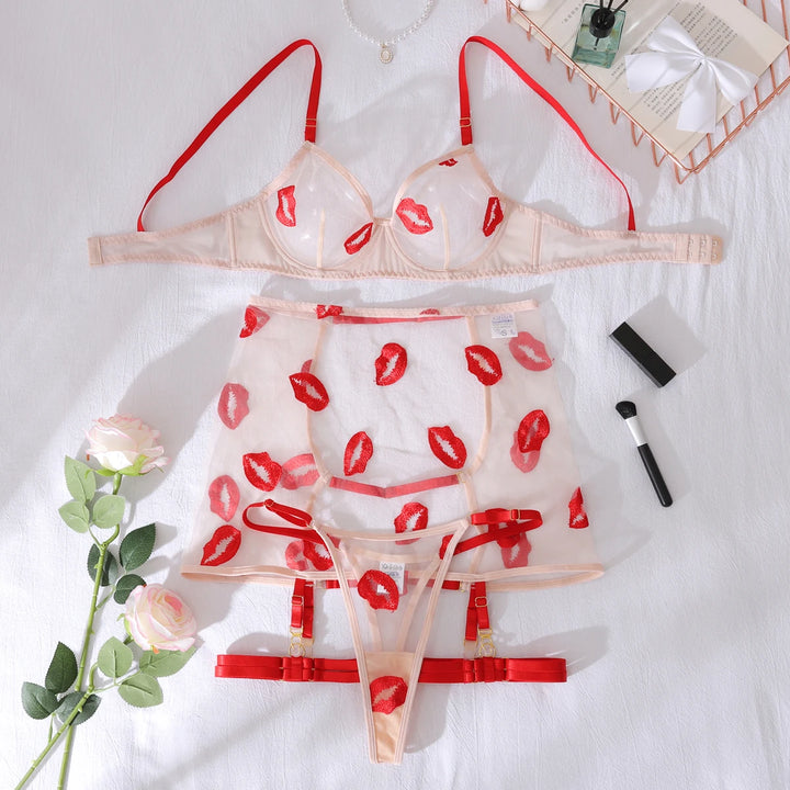 Conjunto de lencería de malla con minifalda y bordado de labios