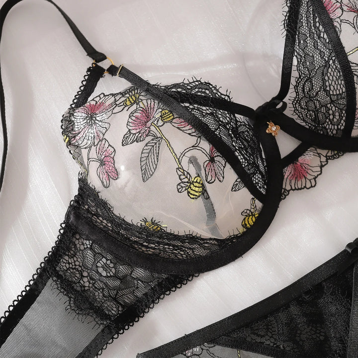 Conjunto de lencería con malla, encaje y bordado floral