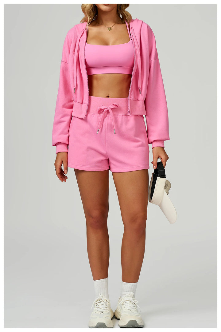 Conjunto deportivo con pantalones cortos y sudadera con capucha