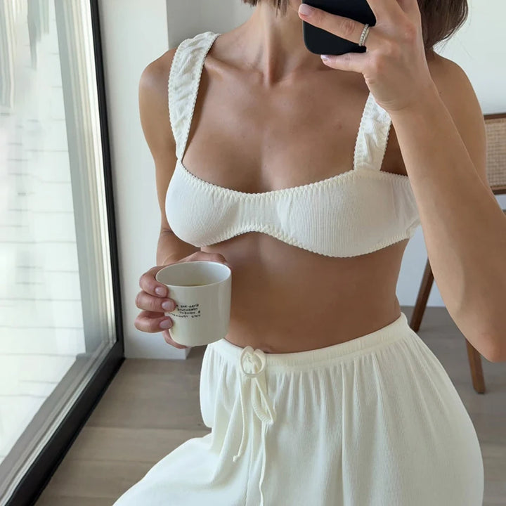 Conjunto beige con top y pantalones largos