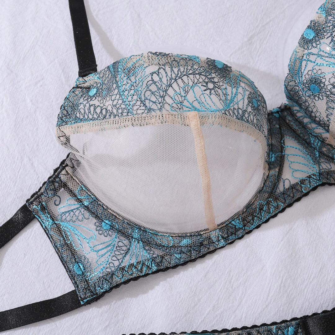 Conjunto de lencería con encaje azul y medias