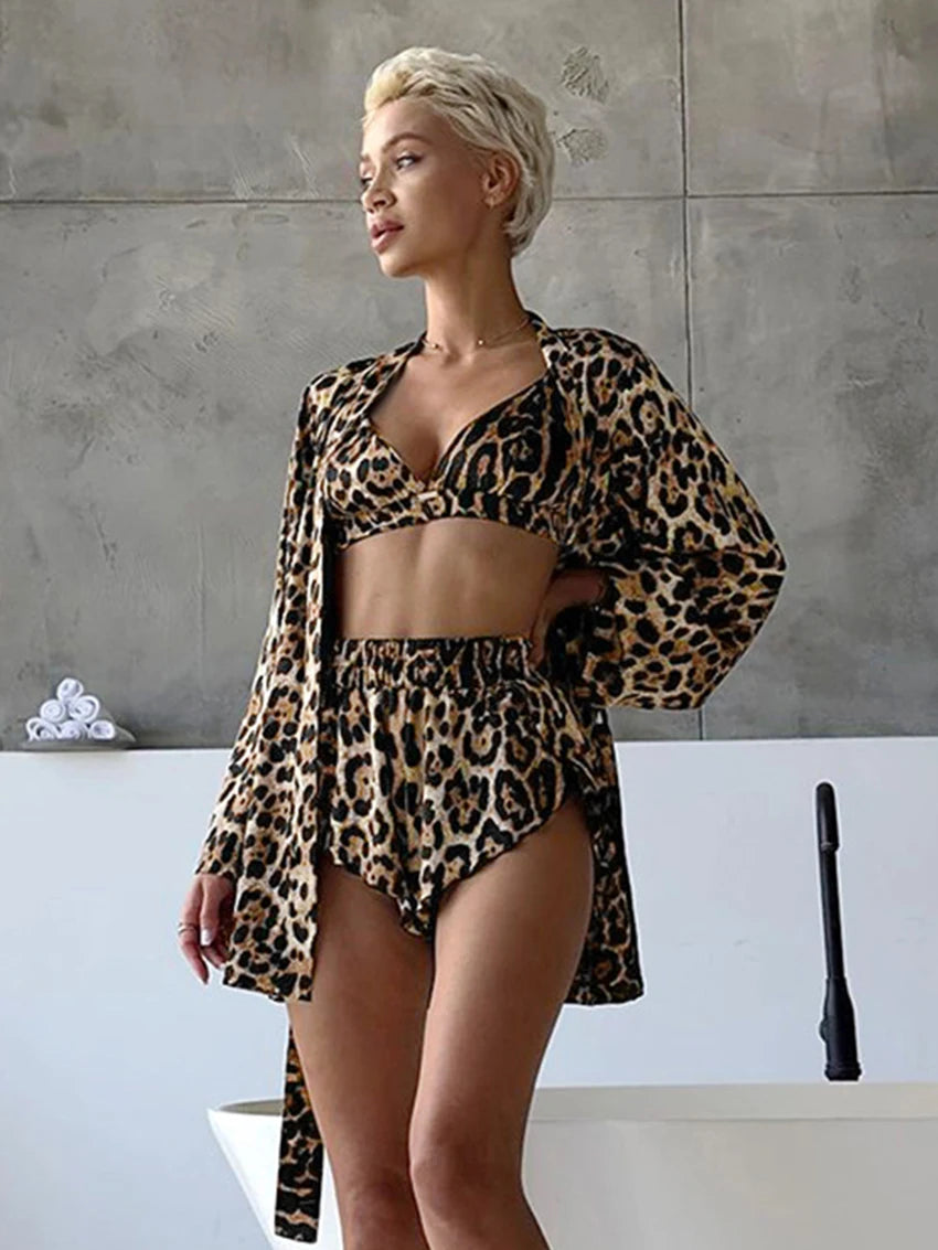 Pijama con top, estampado de leopardo y bata