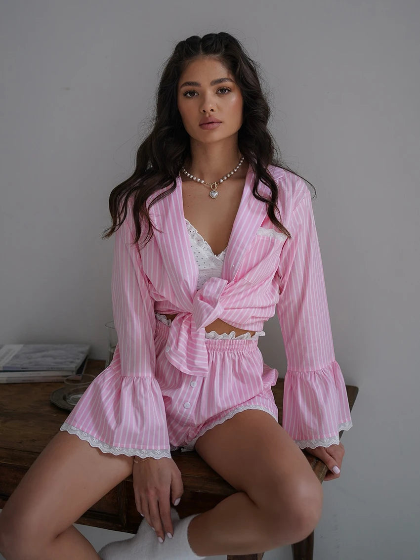 Conjunto de rayas con camiseta y ribete de encaje