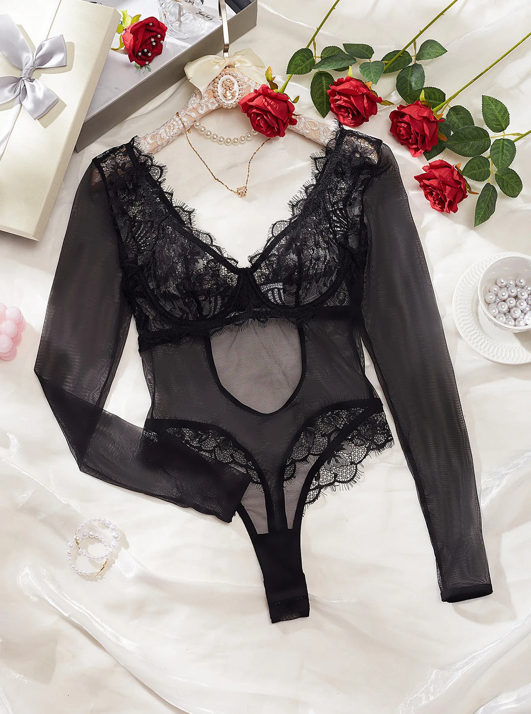 Body de malla con manga larga y ribete de encaje