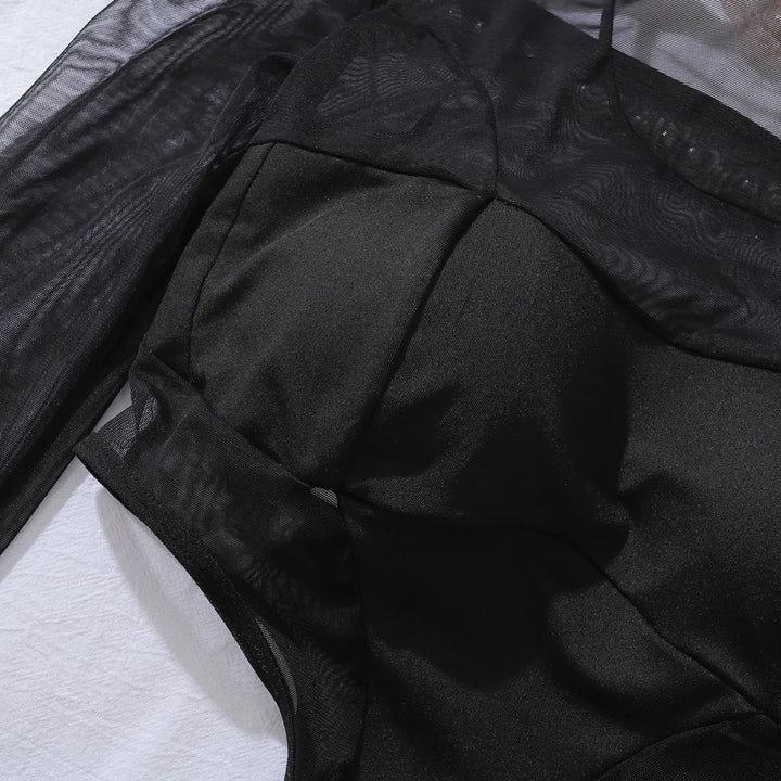 Body de malla con recortes, medias y escote halter