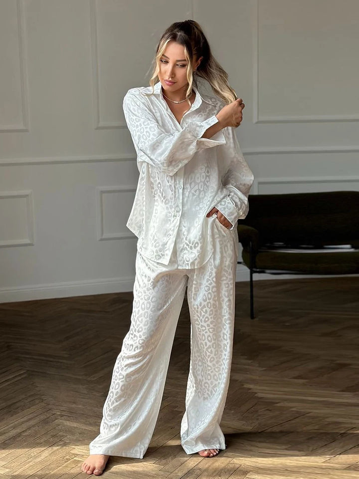 Pijama de raso blanco con manchas de leopardo