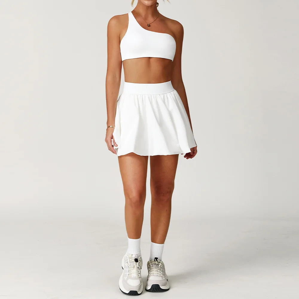 Conjunto deportivo con minifalda y top corto