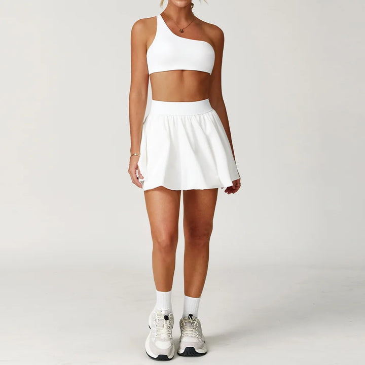 Conjunto deportivo con minifalda y top corto