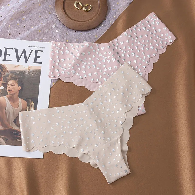 Braguita con borde de volantes y estampado brillante