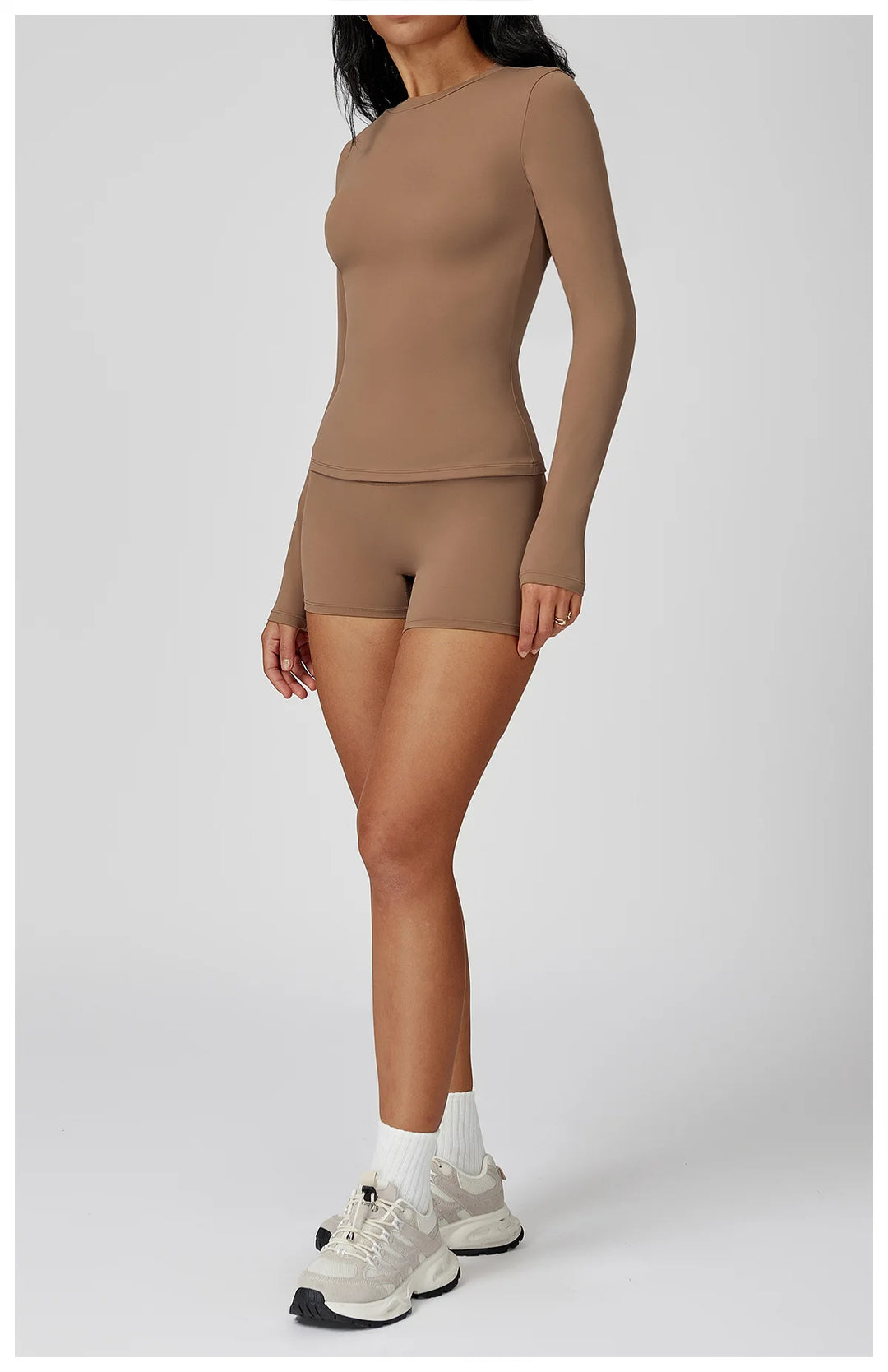 Traje deportivo con manga larga y pernera corta