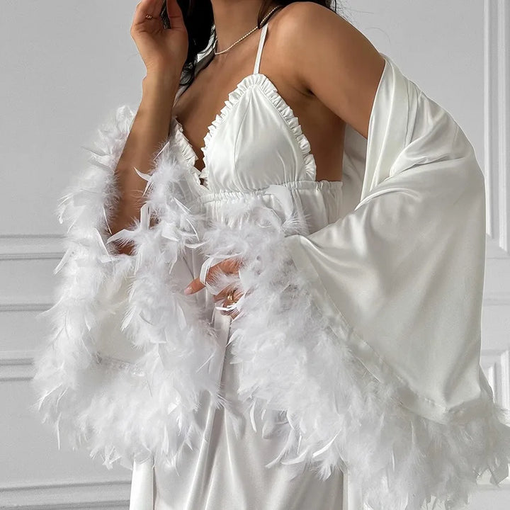 Lencería de novia para boda con bata y plumas