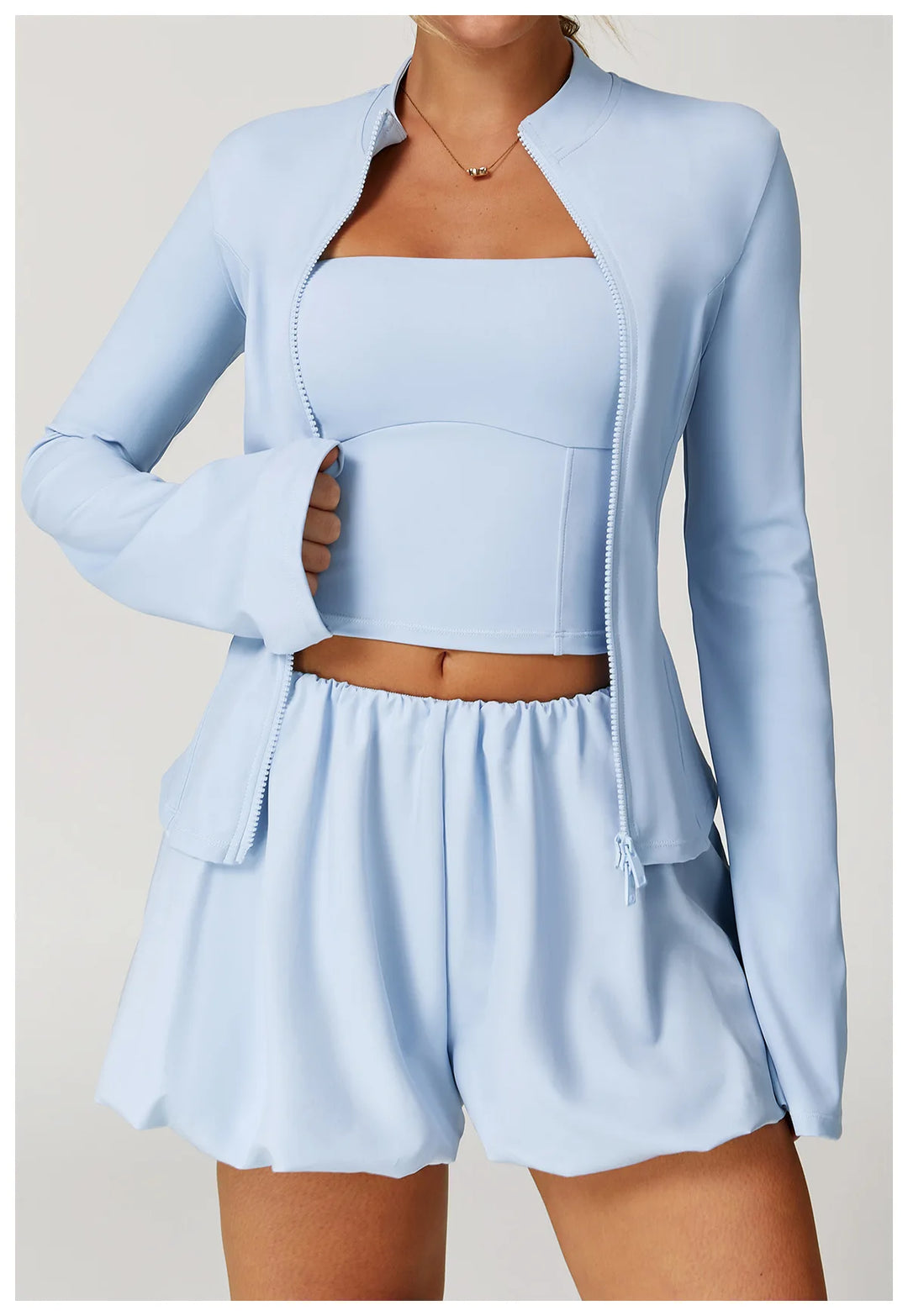 Traje deportivo de tres piezas con pantalones cortos