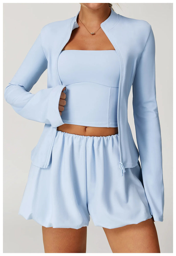 Traje deportivo de tres piezas con pantalones cortos