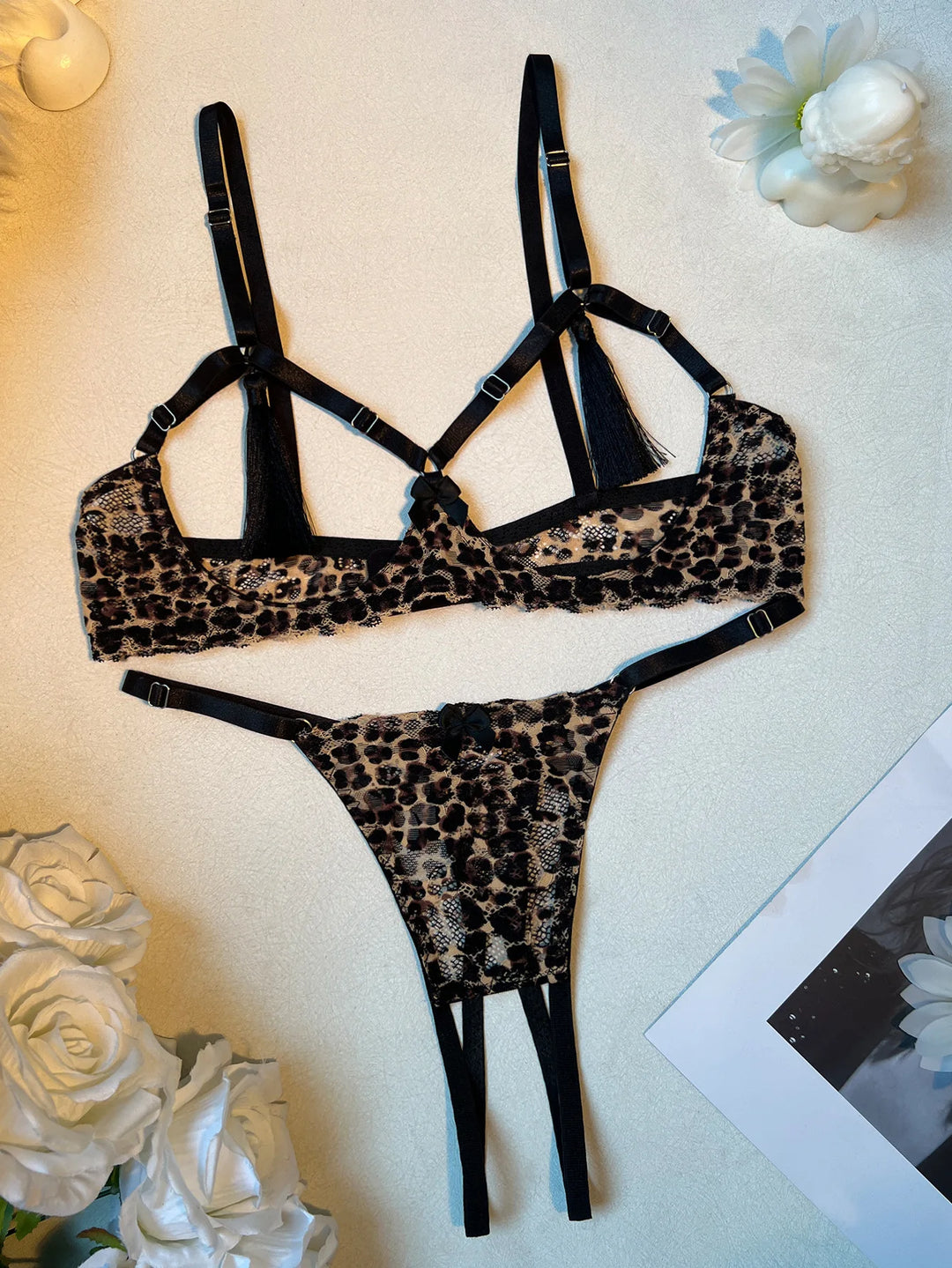 Conjunto de lencería con diseño abierto y encaje con estampado de leopardo