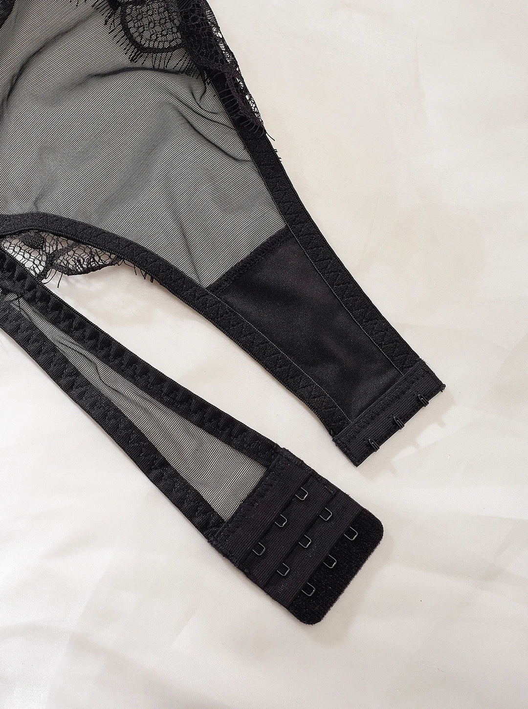 Body de malla con manga larga y ribete de encaje