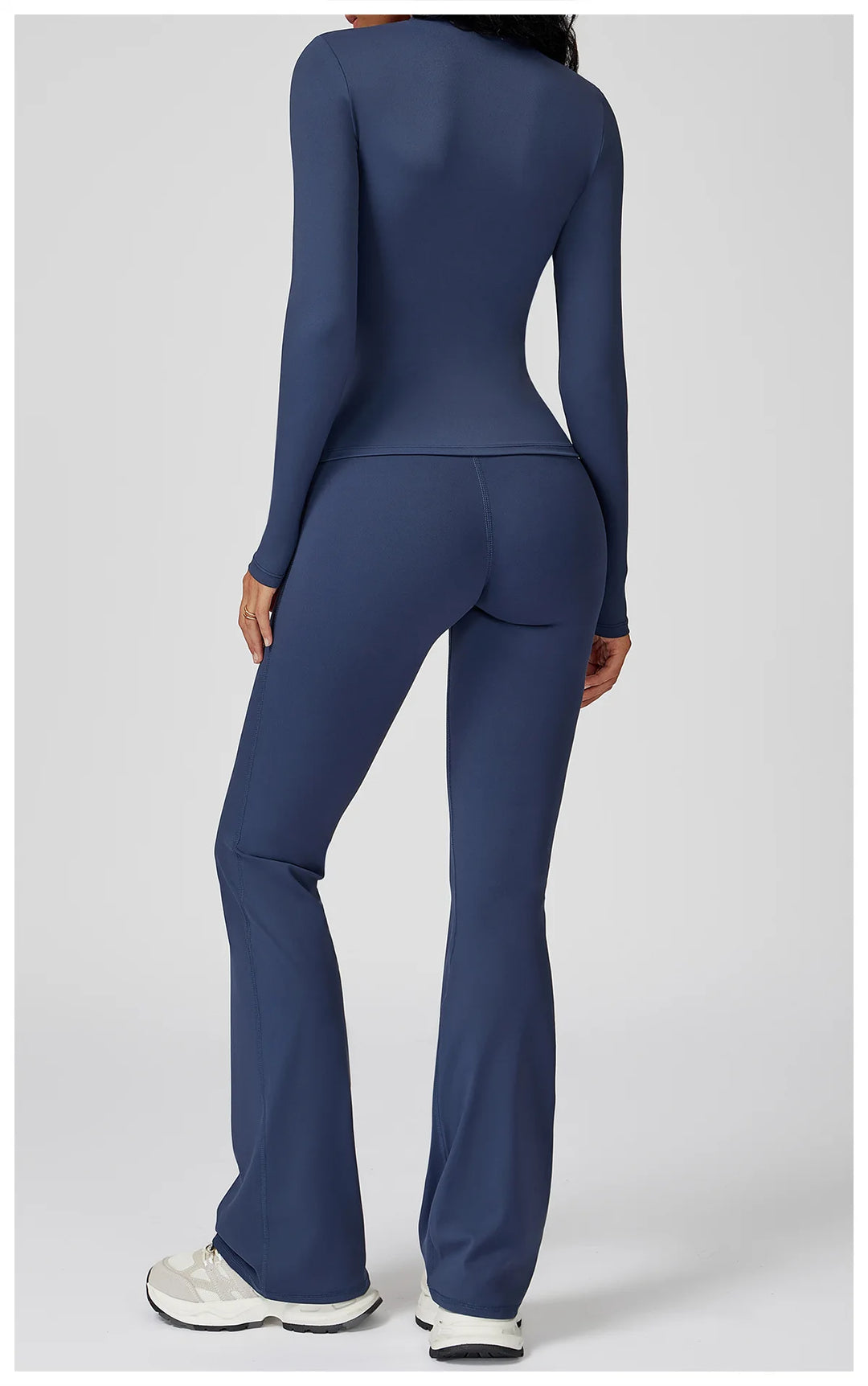 Traje deportivo con pantalones de campana y manga larga