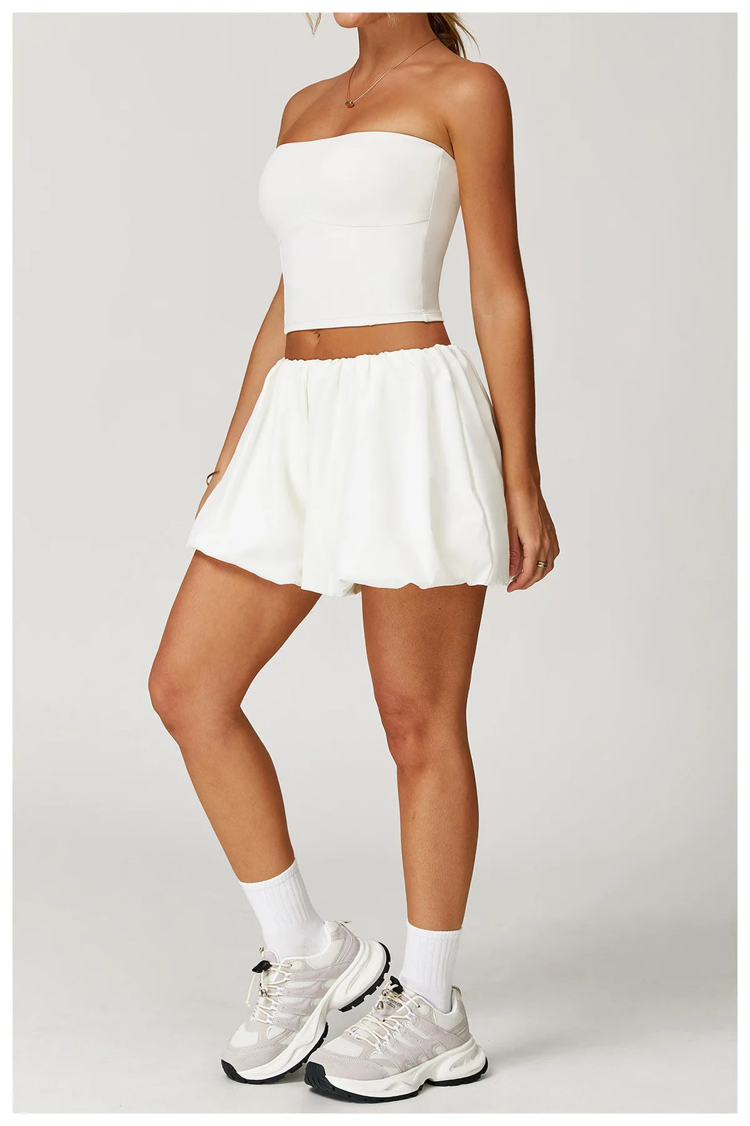 Traje deportivo de dos piezas con hombros descubiertos