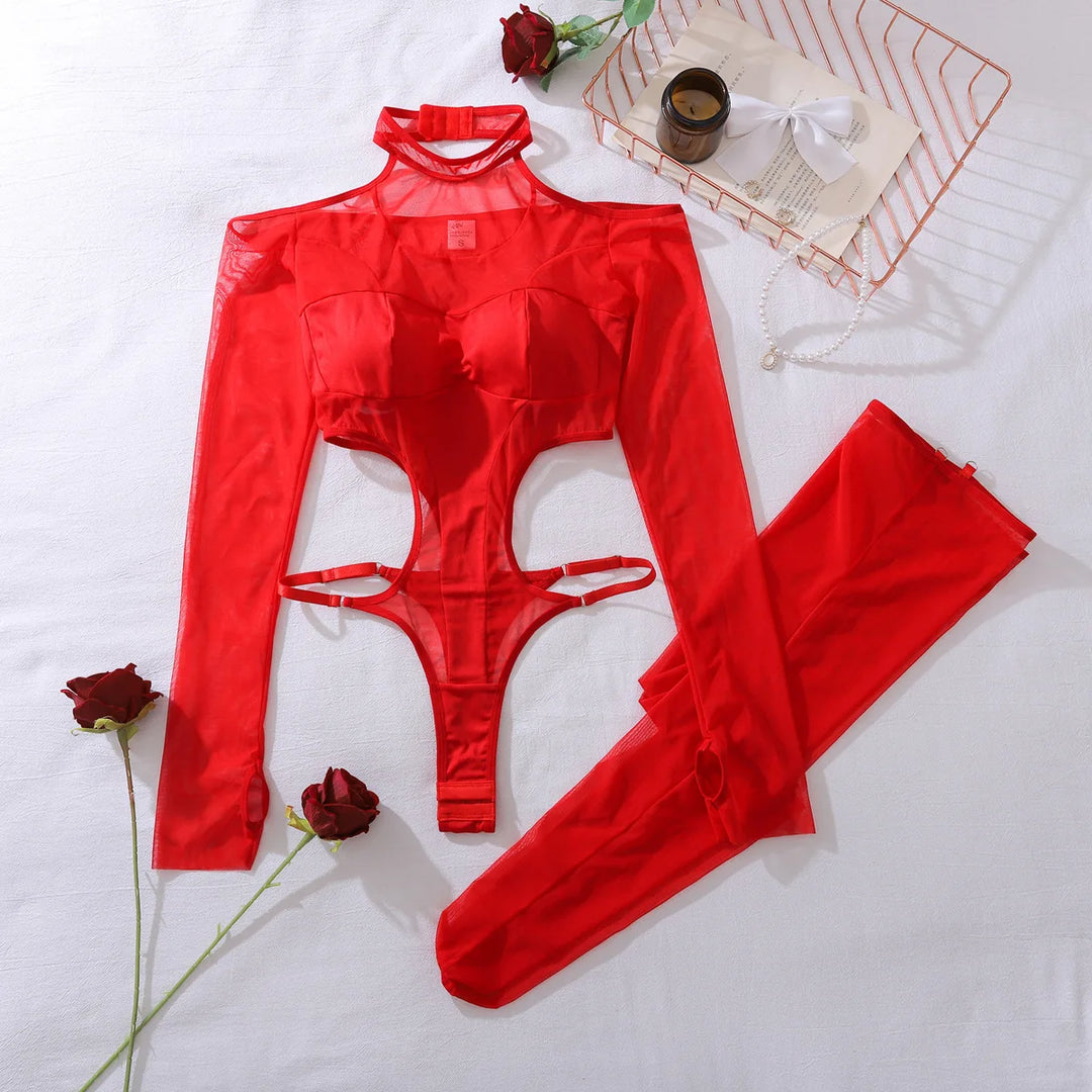 Body de malla con recortes, medias y escote halter