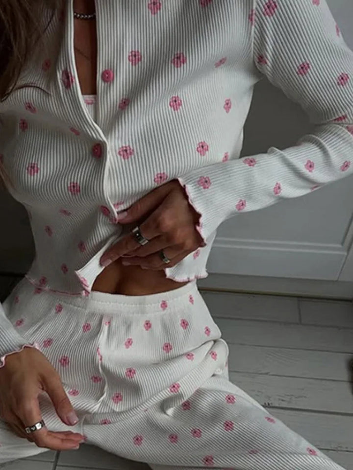 Pijama de punto acanalado con florecitos rosas