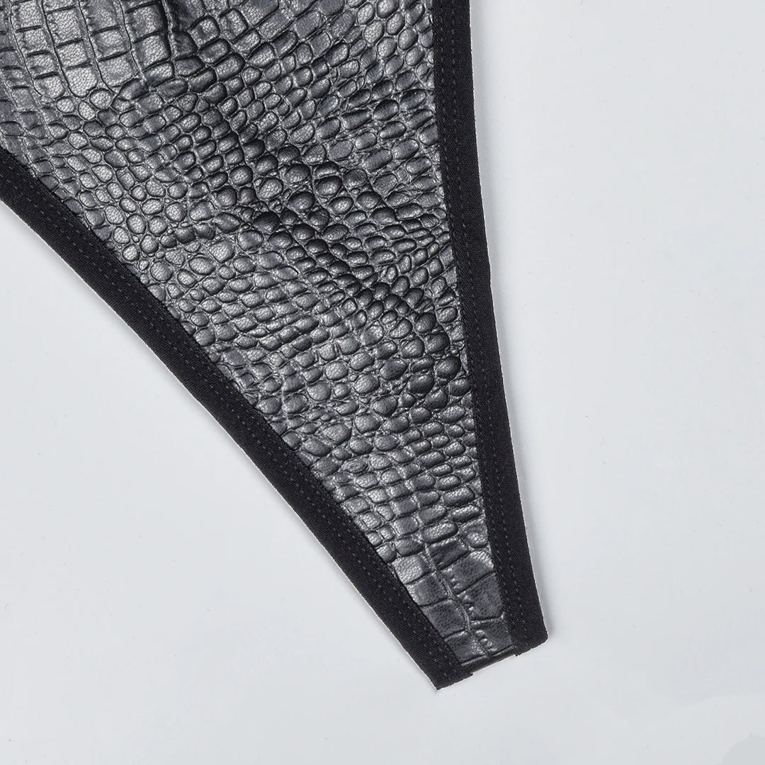 Body de cuero sintético con ribete de malla y anillos metálicos