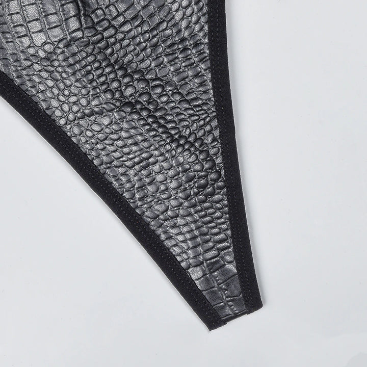 Body de cuero sintético con ribete de malla y anillos metálicos