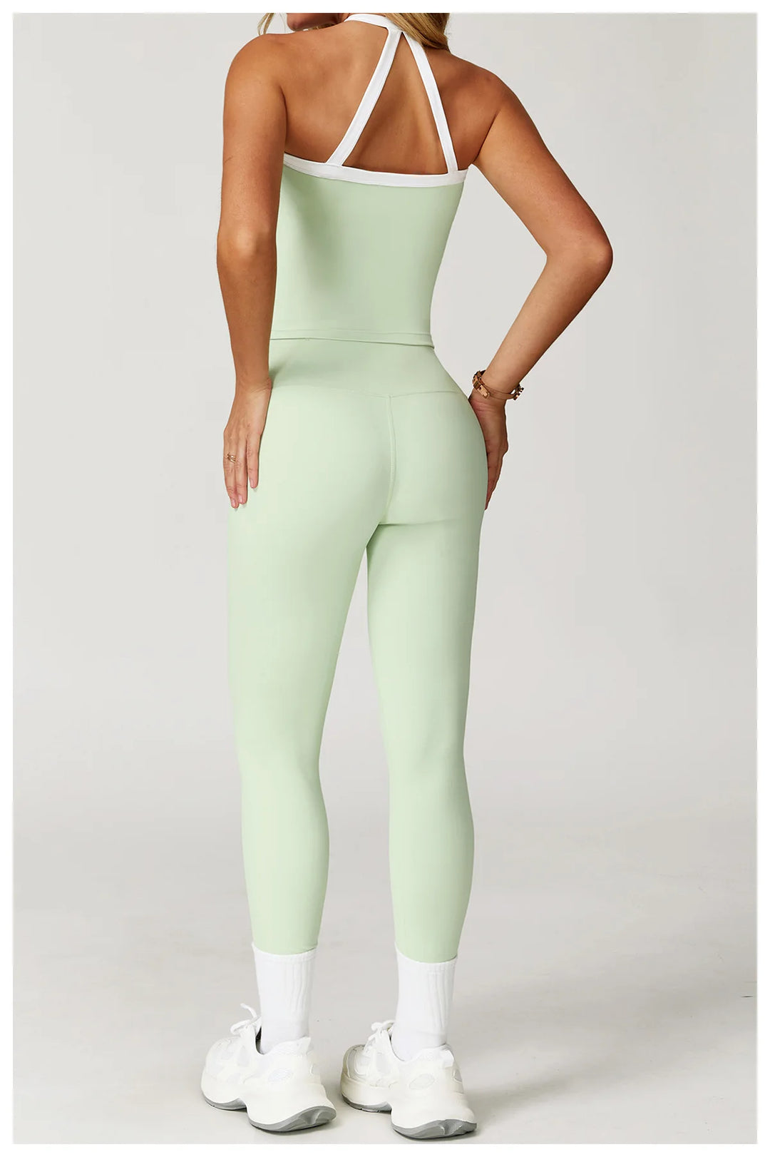 Conjunto deportivo con leggings y ribete blanco