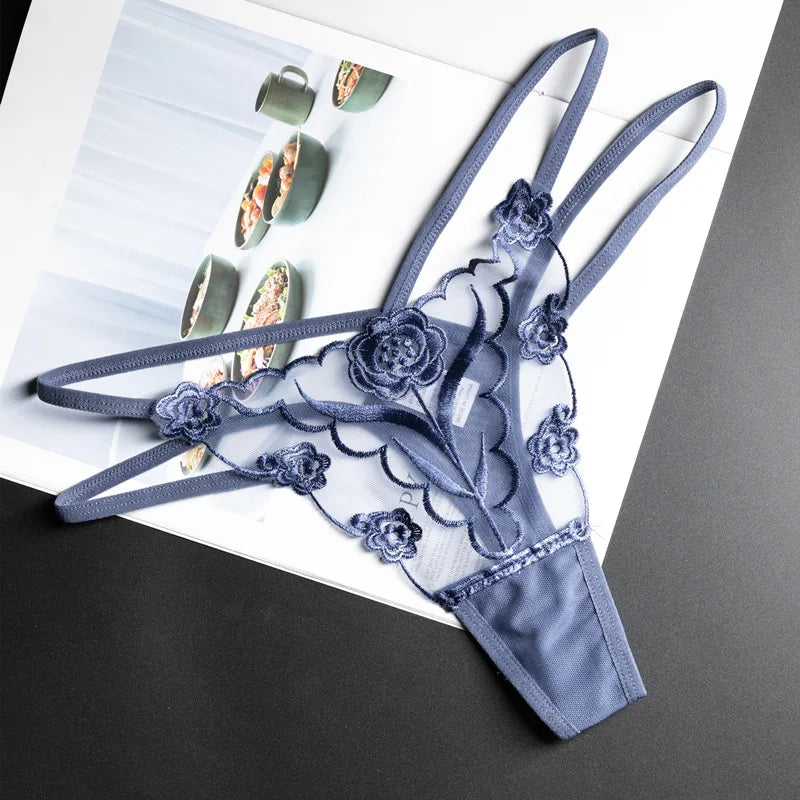 Tanga de malla con bordado de rosas