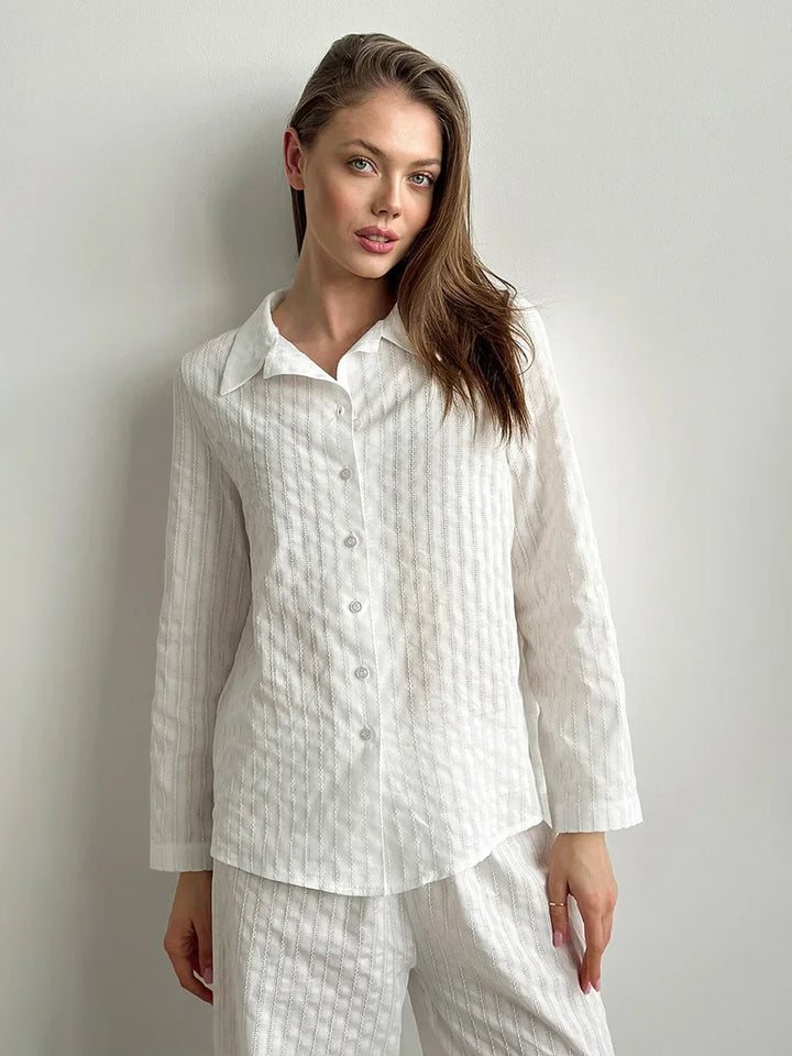 Conjunto de ropa blanca con camiseta