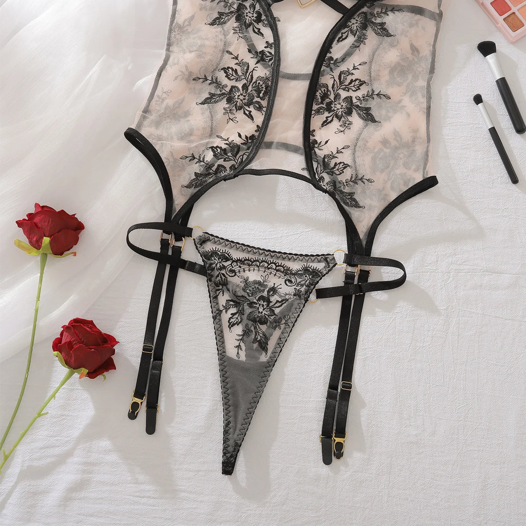 Conjunto de lencería elegante con bordado y corazoncito dorado