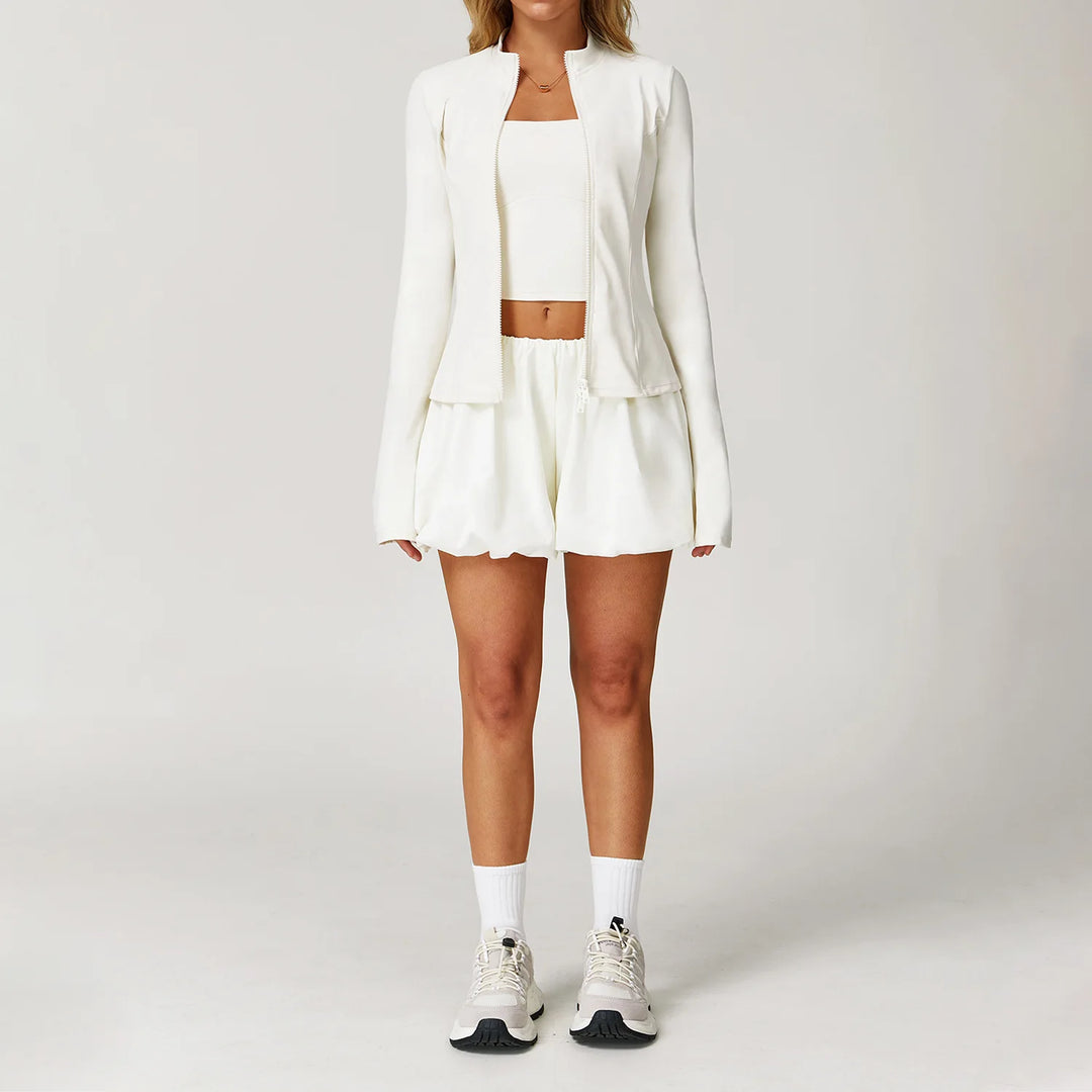 Traje deportivo de tres piezas con pantalones cortos