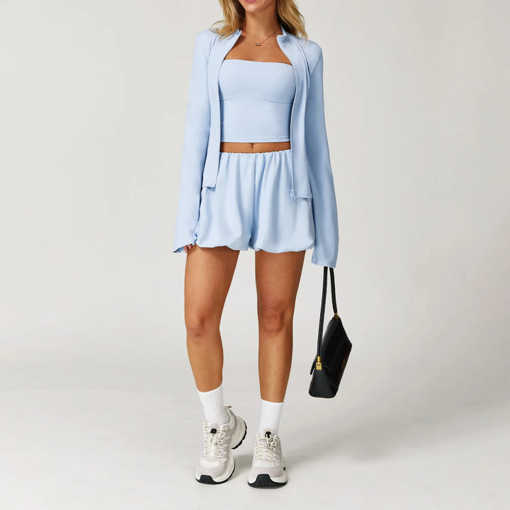 Traje deportivo de tres piezas con pantalones cortos