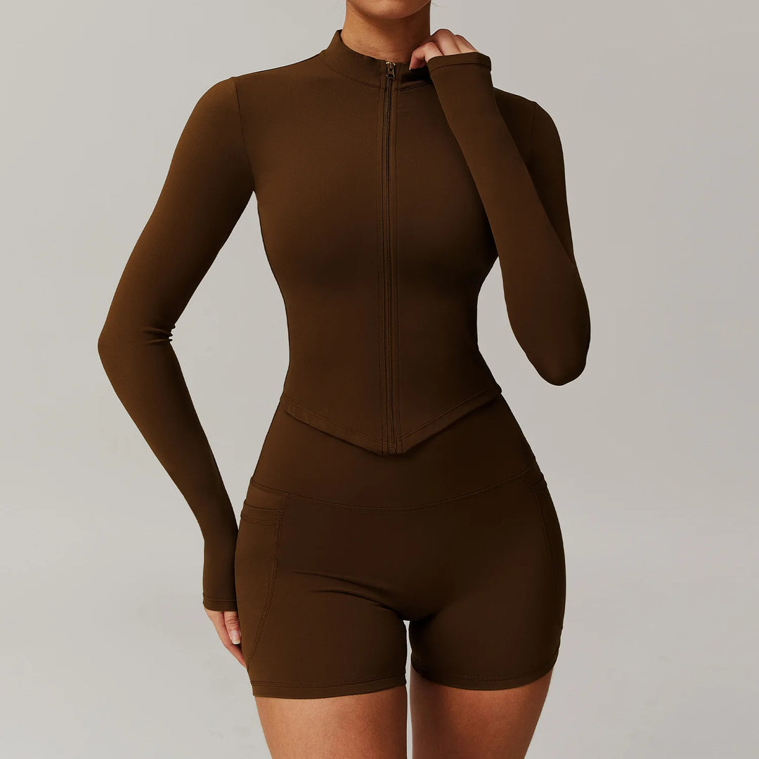 Conjunto deportivo con sudadera estilo triangular y mallas