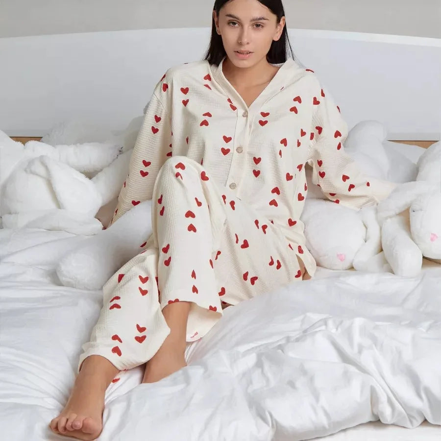Conjunto con camisa y estampado de corazoncitos