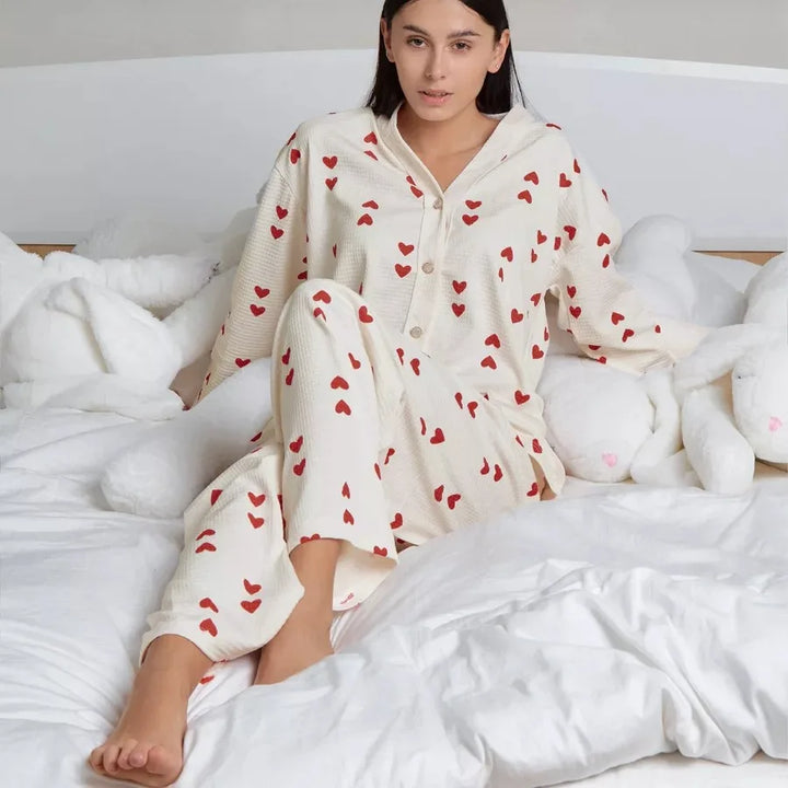 Conjunto con camisa y estampado de corazoncitos