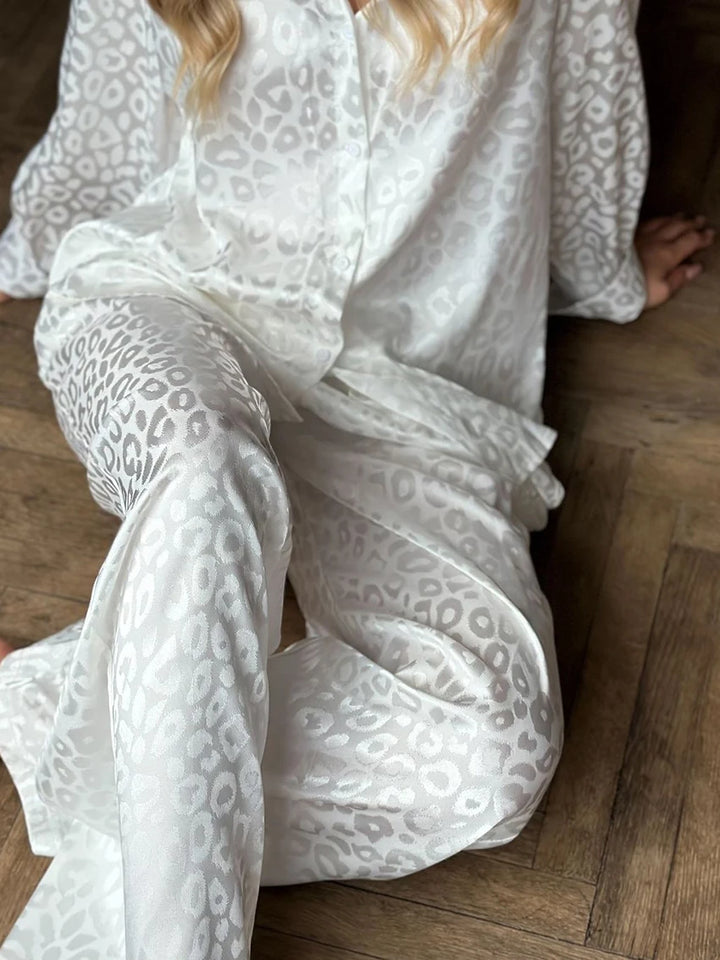 Pijama de raso blanco con manchas de leopardo