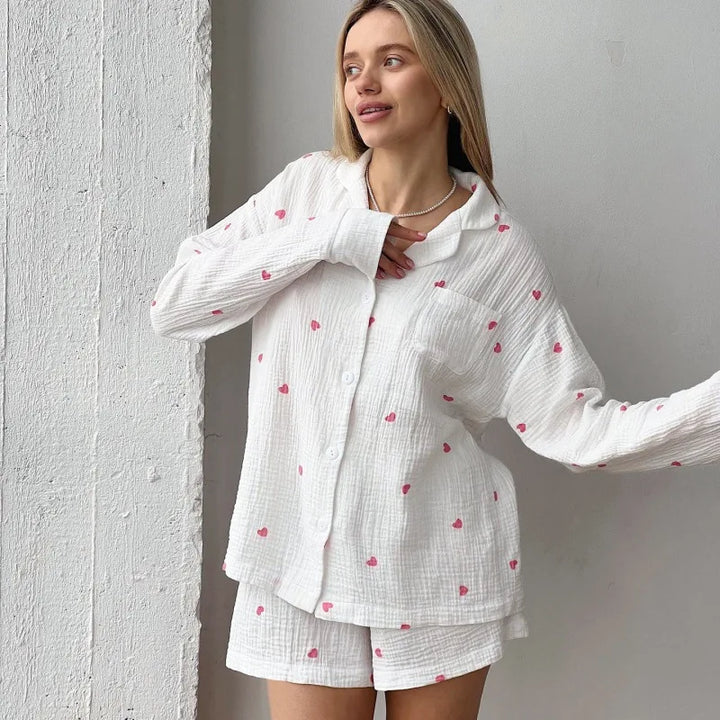 Conjunto de ropa de casa con corazoncitos y muselina