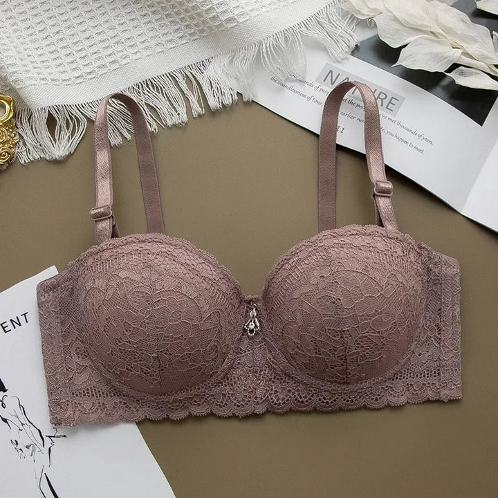 Sujetador de encaje con detalle metálico