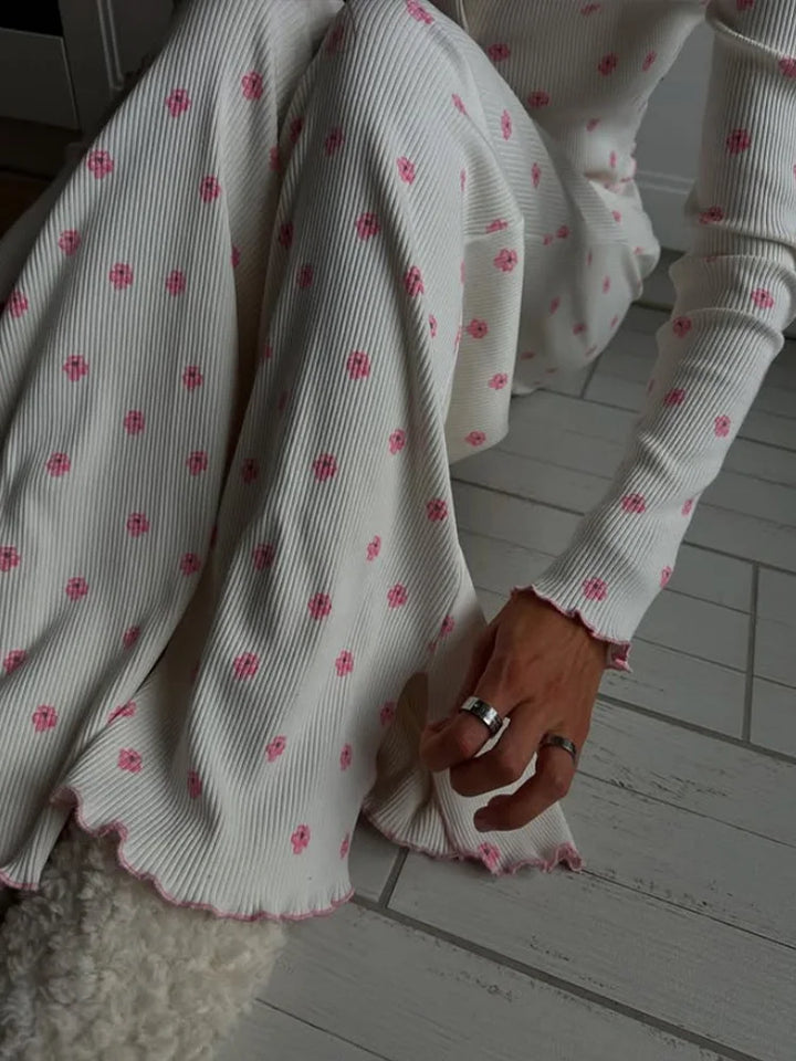 Pijama de punto acanalado con florecitos rosas