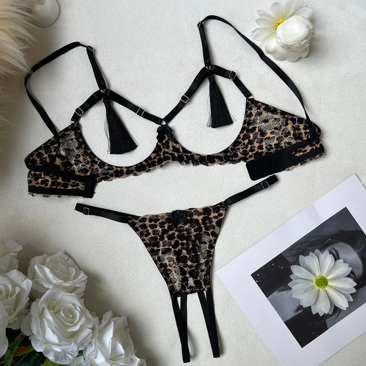 Conjunto de lencería con diseño abierto y encaje con estampado de leopardo