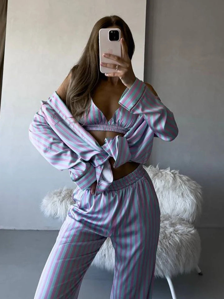 Conjunto de raso con estampado de rayas y camiseta