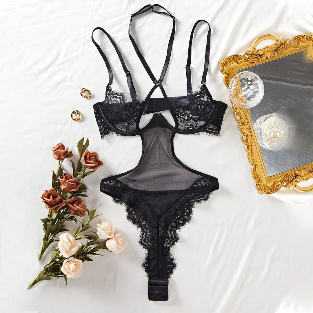 Body con recortes y encaje