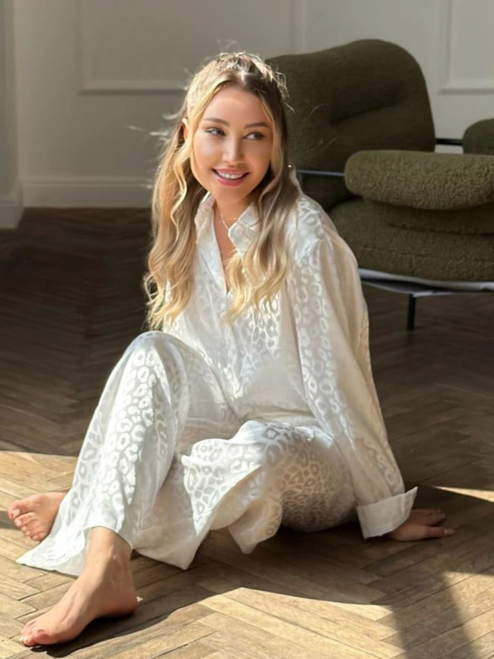Pijama de raso blanco con manchas de leopardo