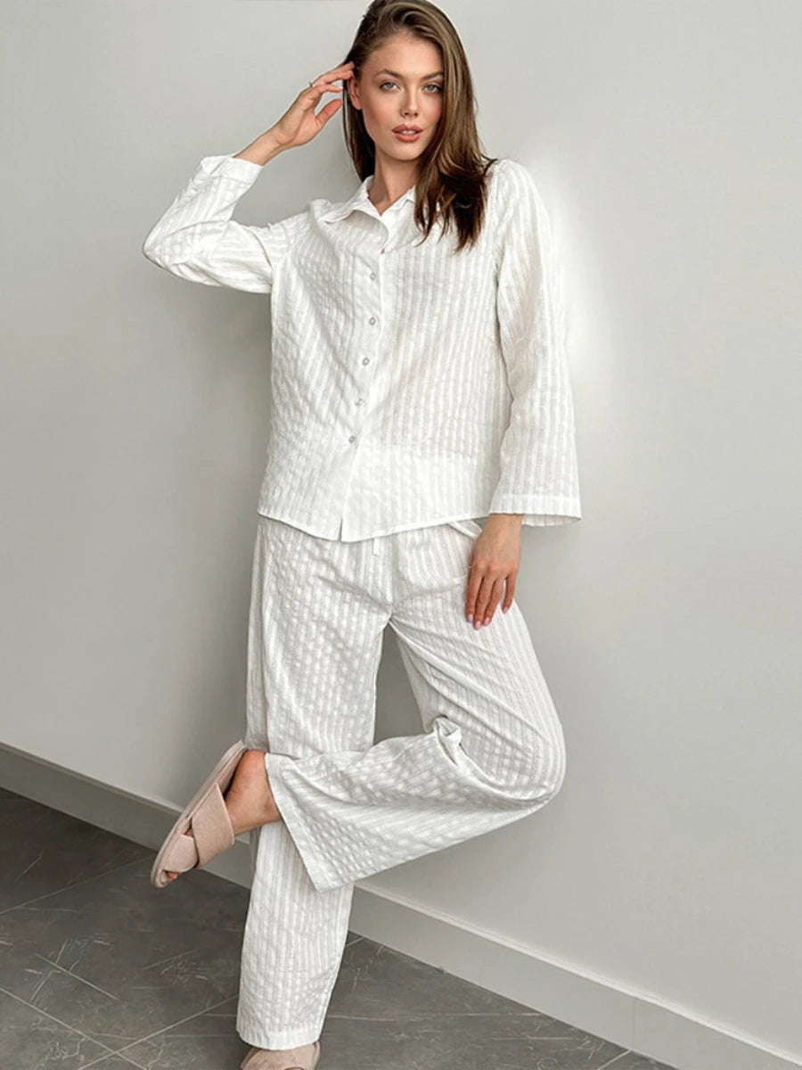 Conjunto de ropa blanca con camiseta