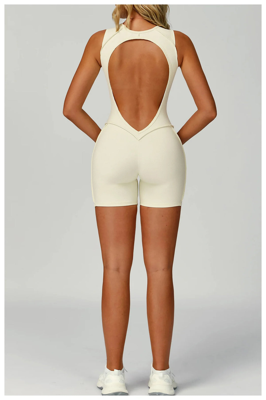 Mono deportivo con costuras estilo corto